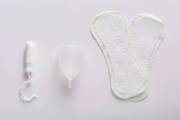 Twee Witte Hygiëne Pads Voor Vrouwen Menstruatiecup Tampons Geïsoleerd Een — Stockfoto