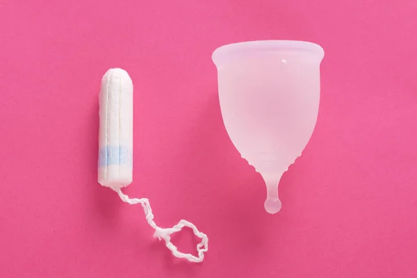 Studio Shot Van Sanitaire Katoen Tampon Menstruatiecup Geïsoleerd Roze Achtergrond — Stockfoto