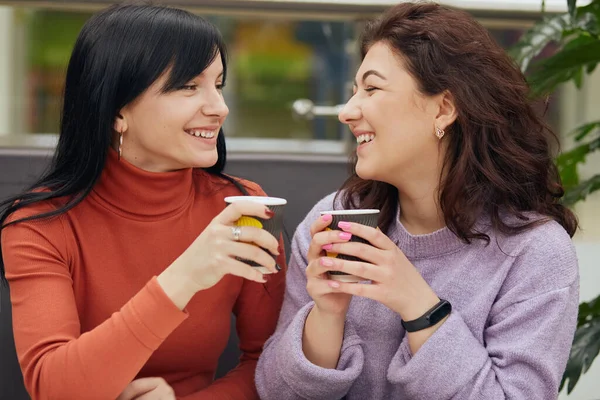 Neşeli Duygusal Genç Bayanların Birbirine Baktığı Kahve Molası Verdiği Kağıt — Stok fotoğraf