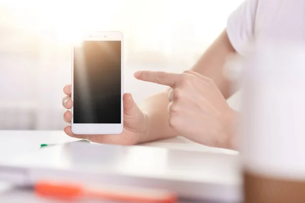 Bild Okänd Kvinna Som Håller Mobiltelefon Med Isolerad Display Gadget — Stockfoto