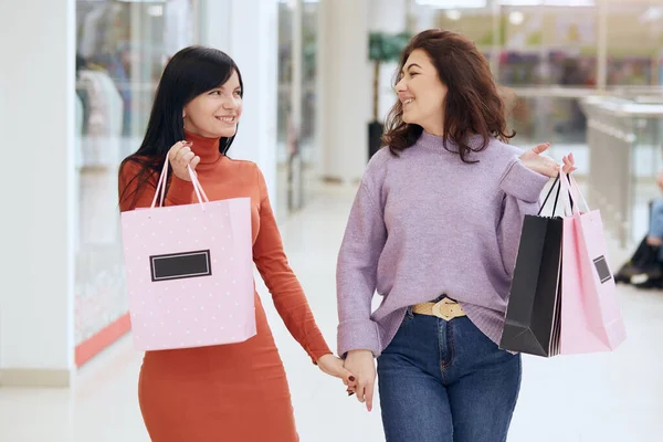 Imagen Dos Atractivas Morenas Lindas Alegres Mirándose Yendo Por Centro — Foto de Stock