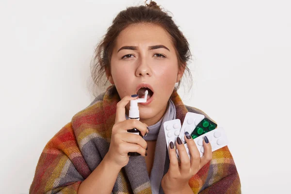 Retrato Estudio Una Atractiva Morena Enferma Usando Spray Para Tratar — Foto de Stock
