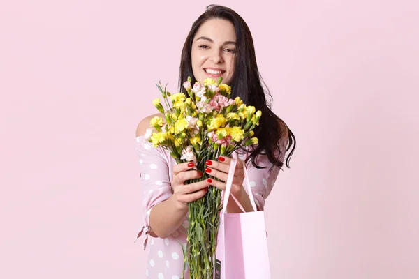 여성의 길이의 초상화가 분홍색 감춰져 꽃다발 가방을 미소짓고 사람들의 — 스톡 사진