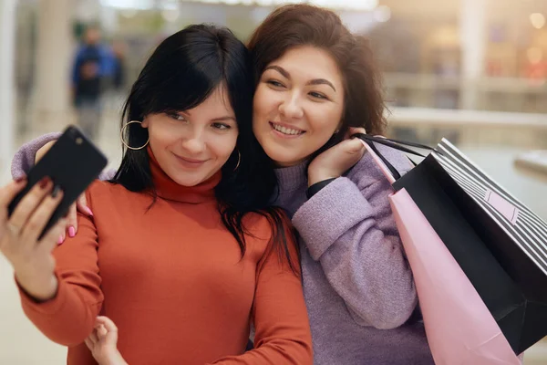 Retrato Cerca Dos Mujeres Jóvenes Comprando Centro Comercial Tomando Selfie — Foto de Stock