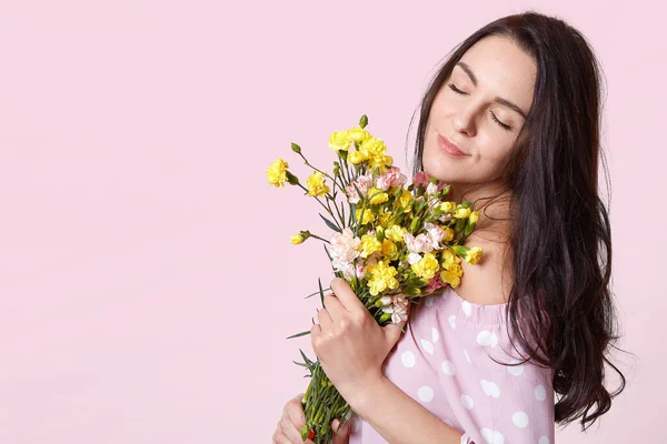 Close Portrait Beautiful Young Girl Bouquet Flowers Adorable Dark Haired — Stock Photo, Image