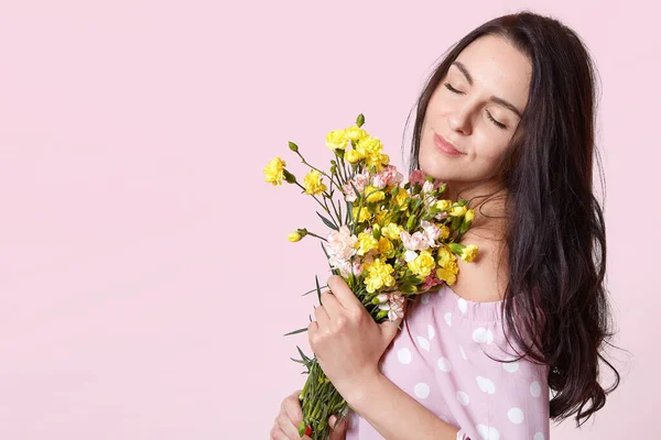 Close Retrato Menina Bonita Com Buquê Flores Senhora Cabelos Escuros — Fotografia de Stock