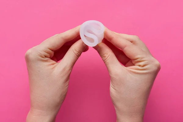 Gambar Tampilan Atas Horisontal Dari Kedua Tangan Menggulung Cangkir Menstruasi — Stok Foto