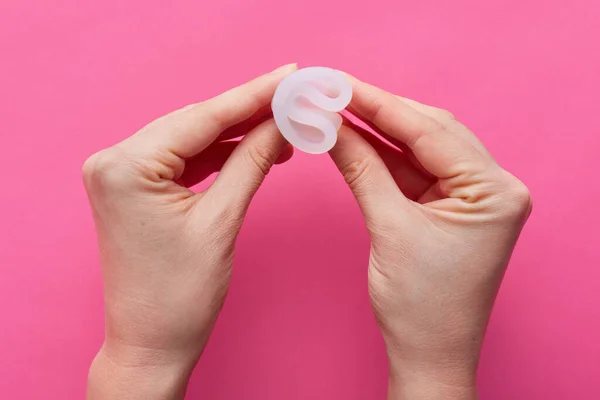 Horizontale Afbeelding Van Onbekende Handen Met Rubberen Menstruatiecup Beide Handen — Stockfoto