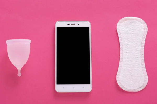 Afbeelding Van Schone Menstruatie Beker Smartphone Sanitaire Pad Ligt Buurt — Stockfoto
