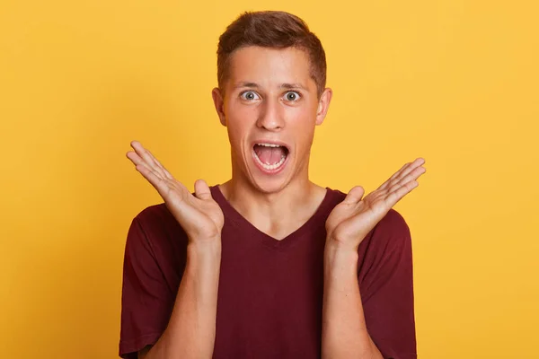 Foto Chico Joven Magnético Emocional Adorable Abriendo Boca Los Ojos — Foto de Stock