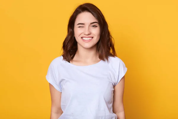 Cerca Upportrait Positivo Alegre Joven Caucásico Mujer Usando Blanco Casual — Foto de Stock