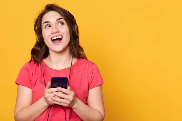 Lähikuva Muotokuva Onnellinen Hymyilevä Söpö Nainen Tilalla Älypuhelimet Eristetty Keltaisella — kuvapankkivalokuva