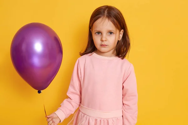 Potret Indoor Horisontal Anak Kecil Yang Tampan Melihat Langsung Kamera — Stok Foto