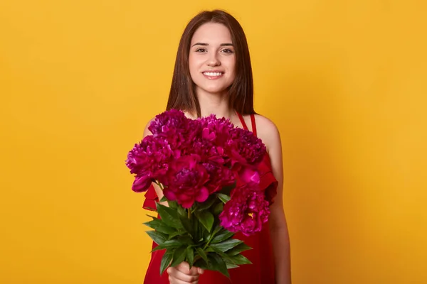 Οριζόντια Λήψη Χαριτωμένης Νεαρής Γυναίκας Λουλούδια Που Στέκονται Απομονωμένα Κίτρινο — Φωτογραφία Αρχείου