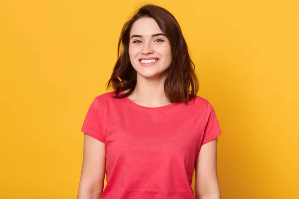 Immagine Donna Attraente Con Capelli Scuri Essere Molto Felice Guardando — Foto Stock