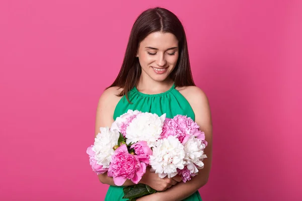 Hermosa Chica Alegre Pone Pie Sonriendo Sosteniendo Ramo Flores Blancas —  Fotos de Stock