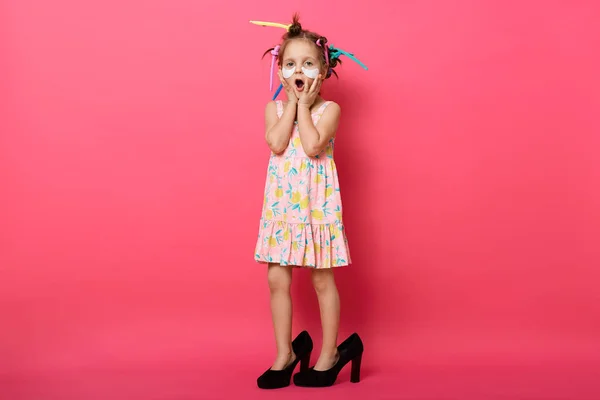 Tiro Horizontal Menina Vestindo Mães Sapatos Vestido Verão Ter Curvas — Fotografia de Stock