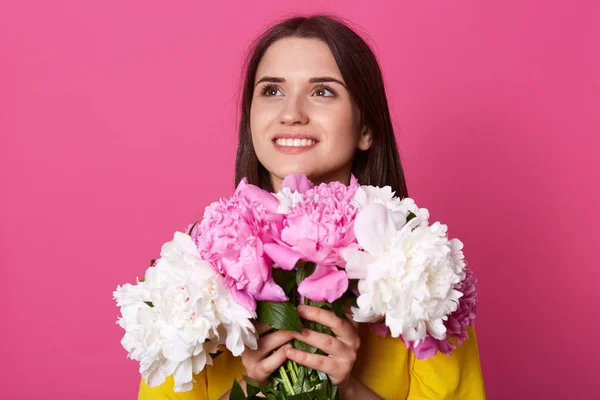 Foto Horizontal Una Hermosa Mujer Joven Con Maquillaje Natural Pelo — Foto de Stock