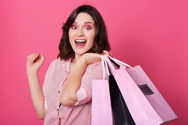 Horizontale Aufnahme Einer Brünetten Frau Sieht Glücklich Aus Steht Lachend — Stockfoto