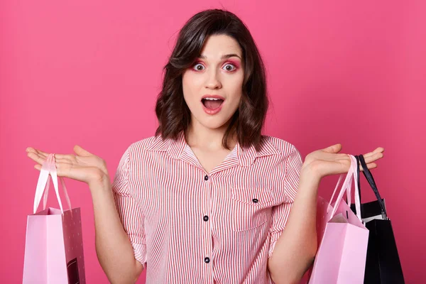 Retrato Mujer Joven Asombrada Pie Con Bolsas Compras Las Manos — Foto de Stock