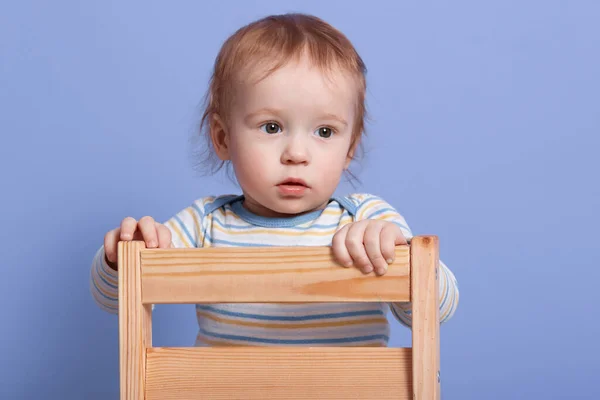 Close Retrato Criança Olhando Para Lado Cadeira Isolada Sobre Fundo — Fotografia de Stock