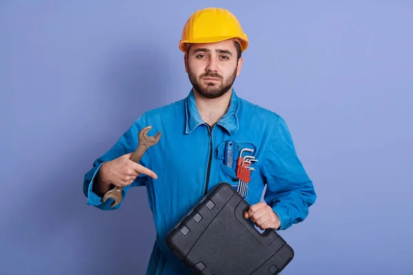 Imagem Sério Engenheiro Jovem Responsável Olhando Diretamente Para Câmera Segurando — Fotografia de Stock