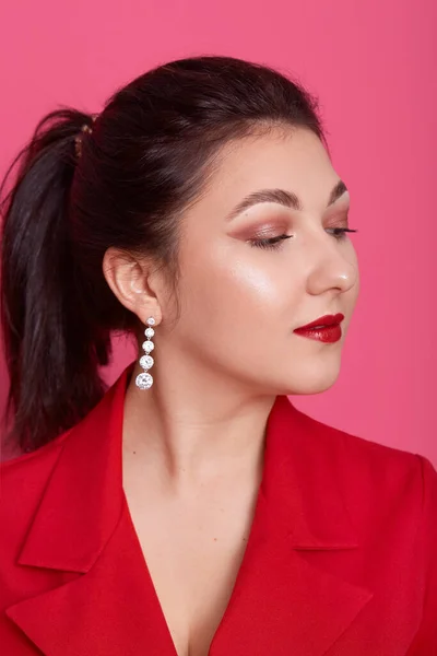 Retrato Una Hermosa Mujer Joven Con Vestido Elegante Rojo Posando — Foto de Stock