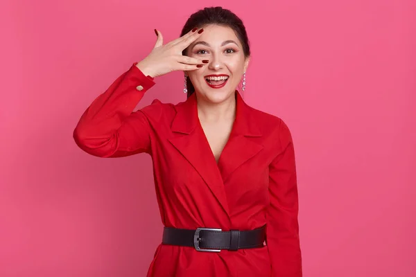 Retrato Mujer Joven Atractiva Emocional Con Maquillaje Brillante Con Chaqueta — Foto de Stock