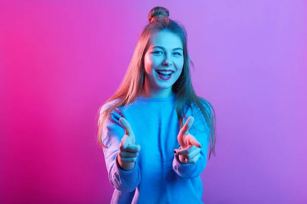 Estúdio Tiro Menina Feliz Sorrindo Apontando Para Câmera Sobre Moderno — Fotografia de Stock