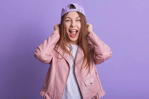 Horizontal Tiro Bela Menina Vestindo Camisa Branca Jaqueta Couro Rosa — Fotografia de Stock