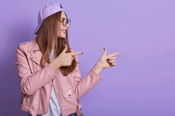 Profil Lucu Menarik Menarik Energik Perempuan Dengan Gerakan Rambut Panjang — Stok Foto