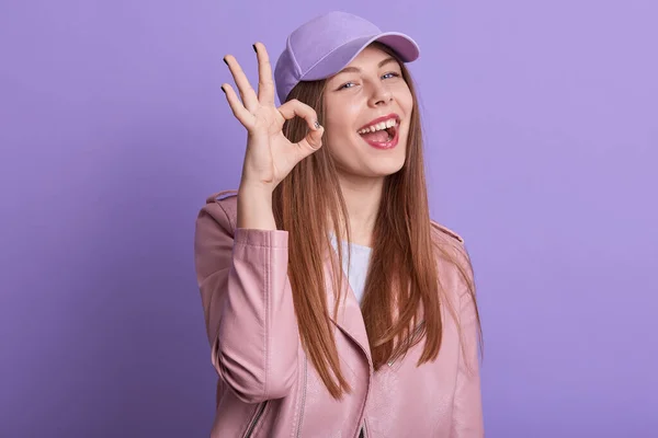 Retrato Horizontal Una Mujer Atractiva Magnética Pie Aislada Sobre Fondo — Foto de Stock