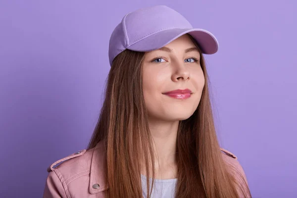Gambar Gadis Pirang Cantik Yang Menyenangkan Wanita Mengenakan Topi Dan — Stok Foto