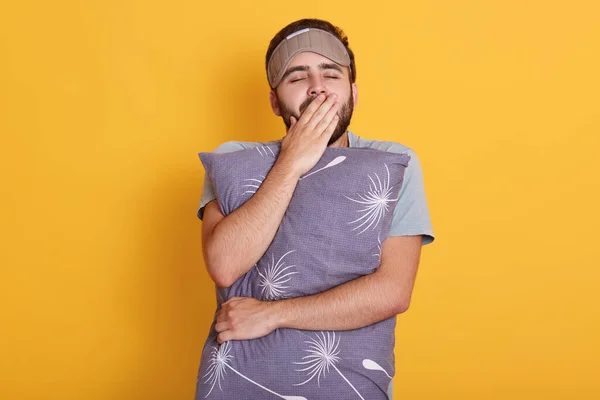 Κουρασμένος Γενειοφόρος Άνδρας Φορώντας Γκρι Μπλουζάκι Χασμουριέται Και Καλύπτει Στόμα — Φωτογραφία Αρχείου