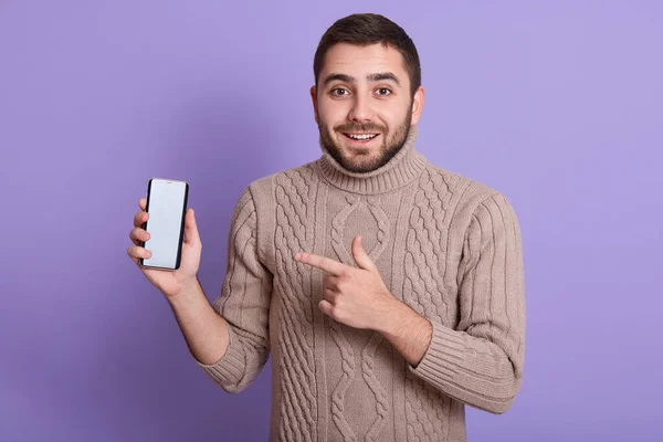 Horizontal Tiro Jovem Apontando Para Tela Blanck Seu Telefone Parece — Fotografia de Stock