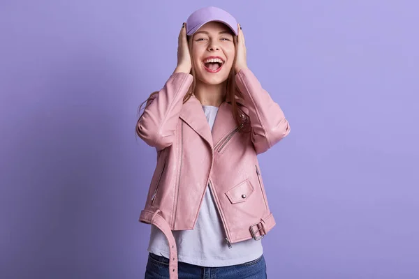 Imagem Bela Encantadora Boca Abertura Feminina Doce Amplamente Rindo Estar — Fotografia de Stock