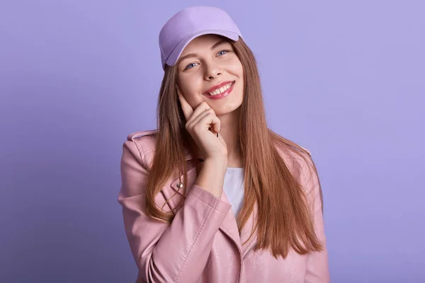 Horizontal Tiro Menina Vestidos Jaqueta Couro Rosa Boné Falando Telefone — Fotografia de Stock