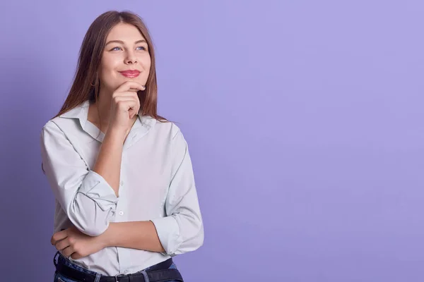 Fascinante Mujer Negocios Rubia Con Blusa Blanca Elegante Mirando Lado —  Fotos de Stock