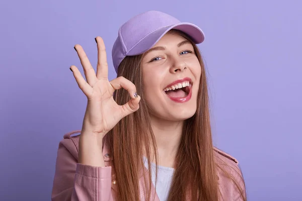 Vista Frontal Jovem Mulher Elegante Usando Boné Jaqueta Couro Rosa — Fotografia de Stock