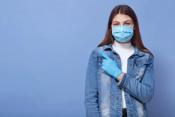 Horizontal Shot Beautiful Dark Haired Woman Wearing Medical Disposable Flumask — Stock Photo, Image