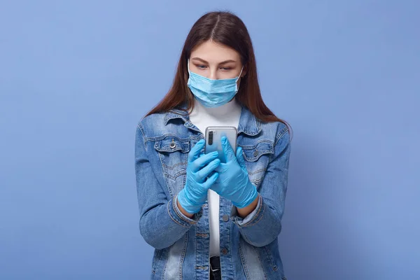 Close Portrait Young Brunette Woman Wearing Medical Face Mask Disposable — Stock Photo, Image