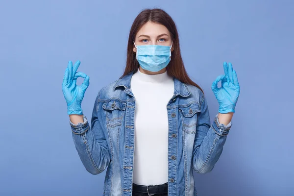여성의 사진입니다 당황하지 호소하고 마스크를 장갑을 바이러스 감염을 예방하고 격리되어 — 스톡 사진