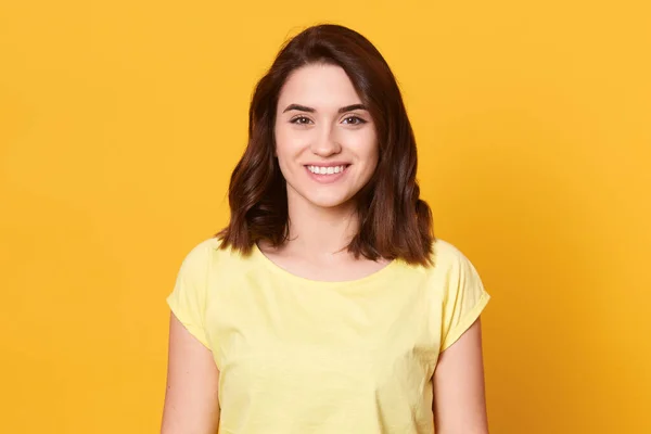 Imagen Alegre Mujer Joven Atractiva Sonriendo Sinceramente Con Expresión Facial —  Fotos de Stock