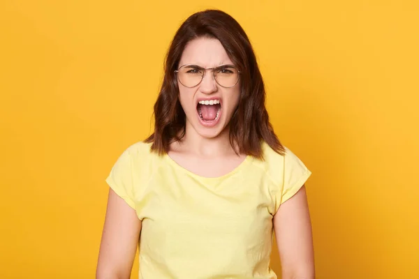 Plano Horizontal Mujer Adorable Con Pelo Oscuro Posando Aislado Sobre — Foto de Stock