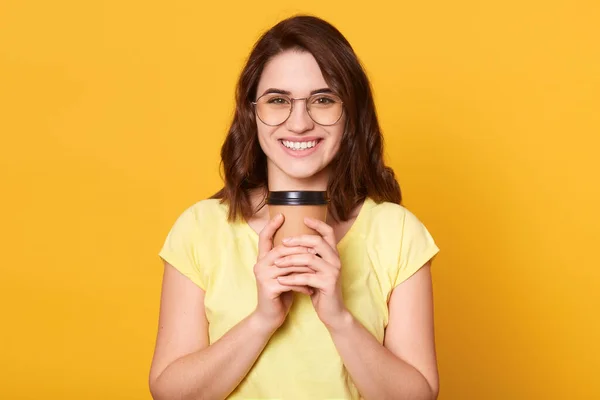 Retrato Mujer Feliz Sonriente Con Camiseta Gafas Amarillas Casuales Tiene — Foto de Stock