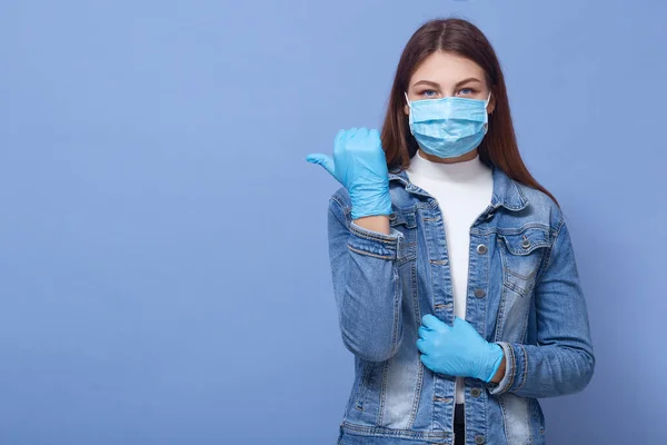 Imagen Una Mujer Caucásica Morena Con Pelo Largo Usando Mascarilla Fotos De Stock