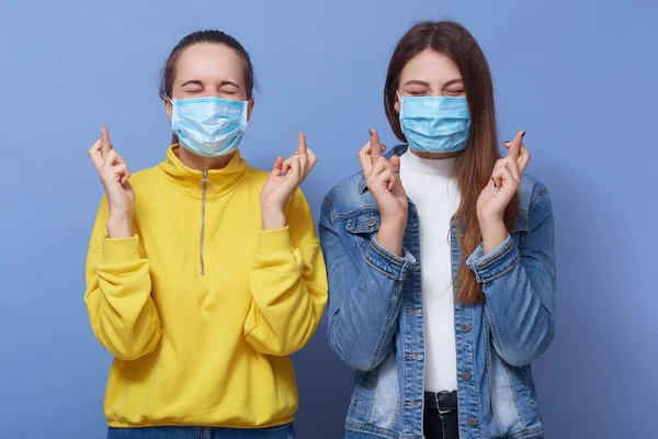 손가락을 여성의 마스크를 바이러스 감염을 예방하고 여자들은 스웨트 재킷을 고립된 — 스톡 사진
