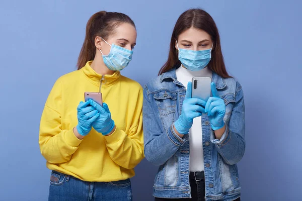 Image Jeunes Femmes Nerveuses Intéressées Tenant Isolées Sur Fond Bleu — Photo