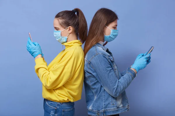 Profil Deux Jolies Jeunes Femmes Concentrées Dos Dos Isolées Sur — Photo