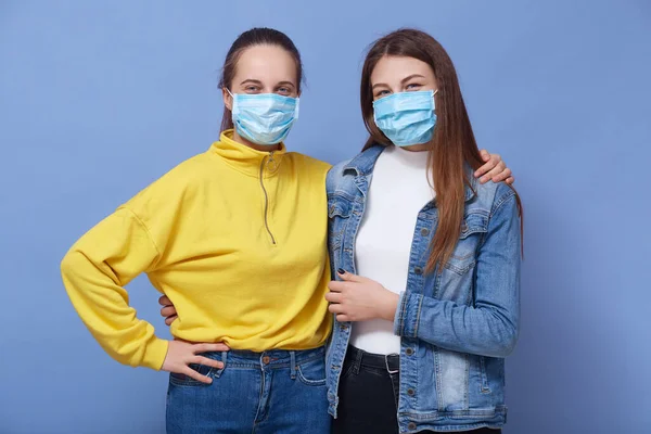 코로나 바이러스 예방을 얼굴에 보호용 일회용 마스크를 여성의 사진을 클로즈업하고 — 스톡 사진